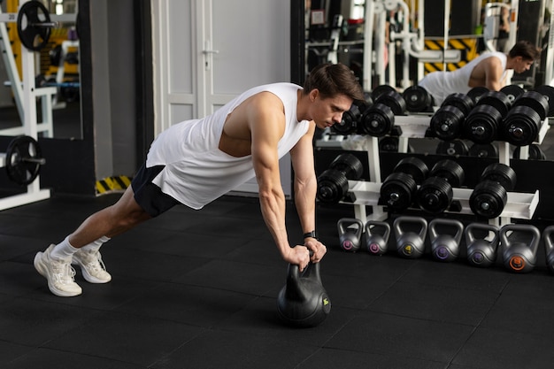 Mann trainiert mit Kettlebell voller Schuss