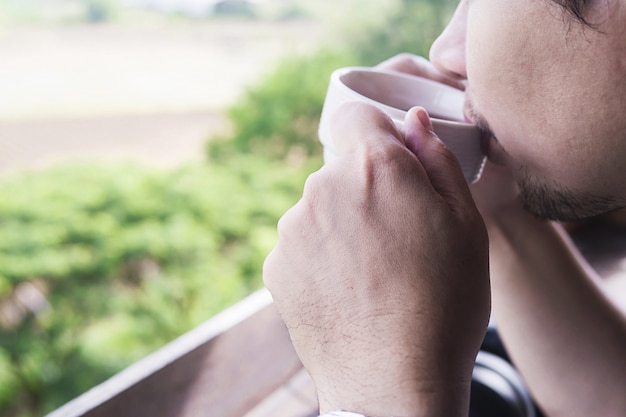 Mann trinkt glücklich Kaffee in der Kaffeestube