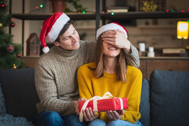 Mann überraschende Frau mit Geschenk