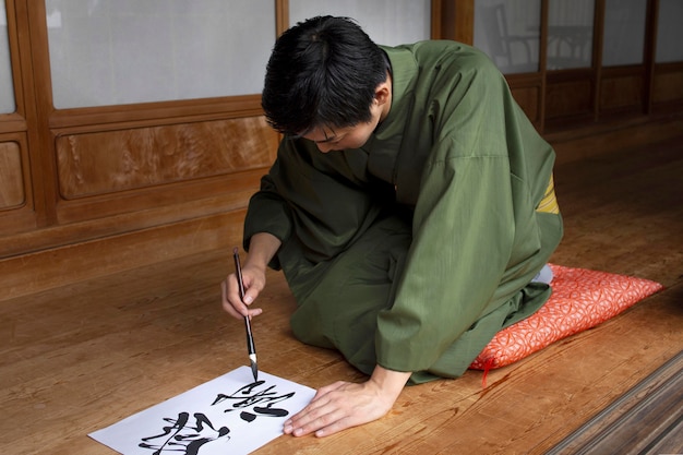 Mann übt japanische Handschrift