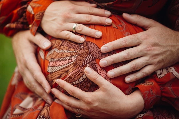Kostenloses Foto mann umarmt zarten bauch der schwangeren frau
