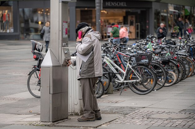 Mann und ein Kiosk