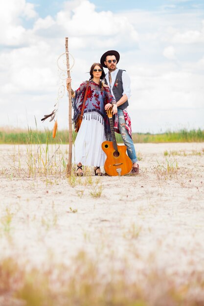 Mann und Frau als Boho-Hipster gegen blauen Himmel