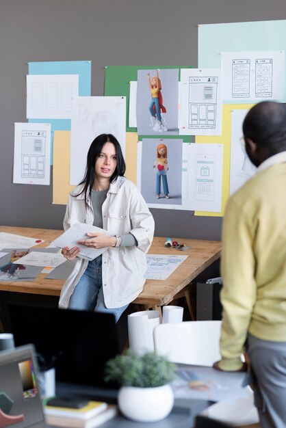 Mann und Frau arbeiten zusammen in einem Animationsstudio