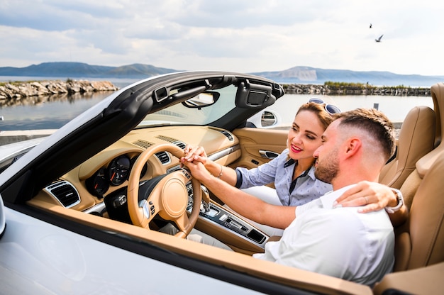 Mann und frau auf autoreise