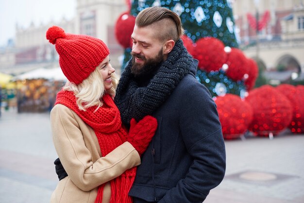 Mann und Frau auf dem Marktplatz