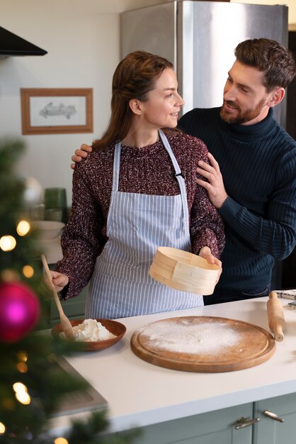 Mann und Frau bereiten gemeinsam das Weihnachtsessen zu