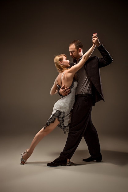 Mann und frau, die argentinischen tango tanzen