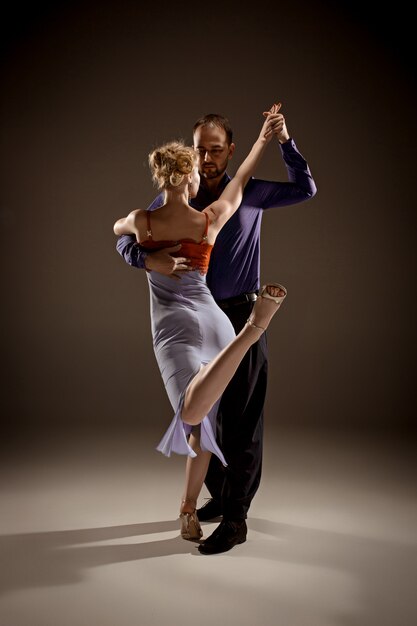Mann und Frau, die argentinischen Tango tanzen
