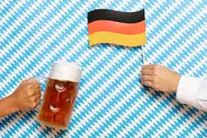 Kostenloses Foto mann und frau, die bierpint und -flagge halten