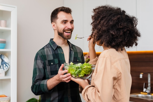 Kostenloses Foto mann und frau, die eine schüssel salat halten