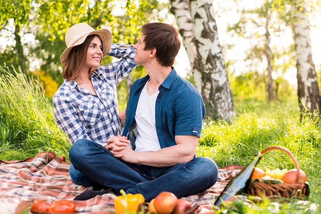Mann und Frau, die im Park picknicken