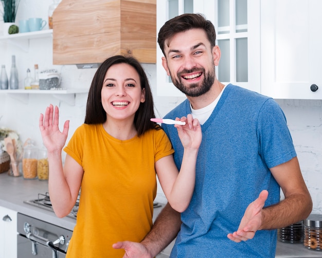 Mann und Frau, die Schwangerschaftstest halten