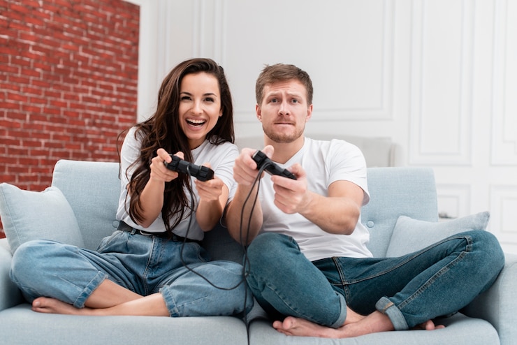 Kostenlose Foto mann und frau, die spaß beim spielen mit prüfern haben