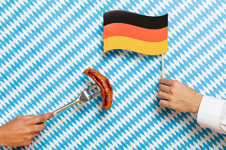 Kostenlose Foto mann und frau, die wurst und flagge halten