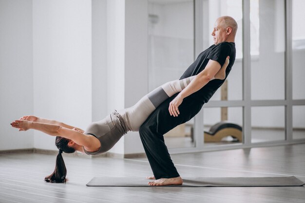 Mann und Frau ein Gleichgewicht Yoga Asana