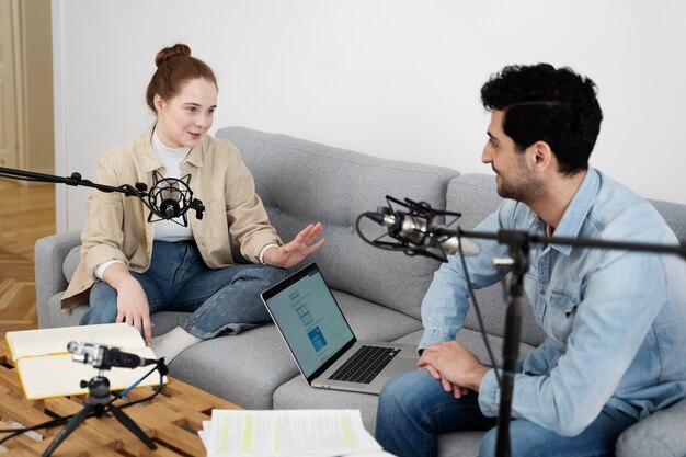 Mann und Frau führen gemeinsam einen Podcast im Studio durch