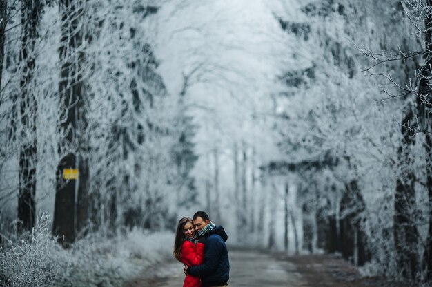 Mann und Frau gehen zusammen im Winterpark