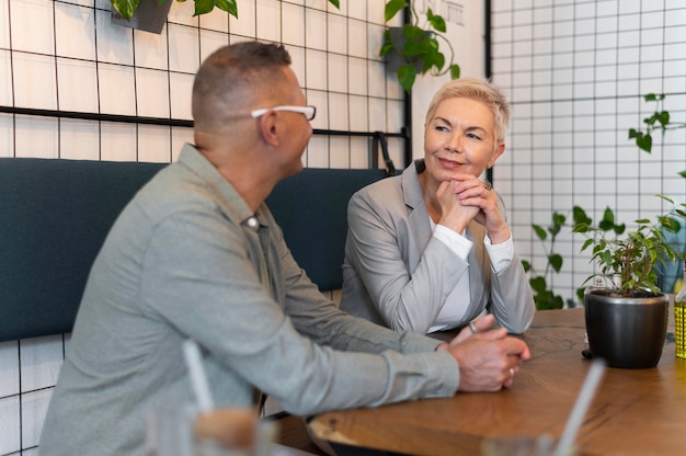 Mann und Frau haben ein schönes Date in einem Café?