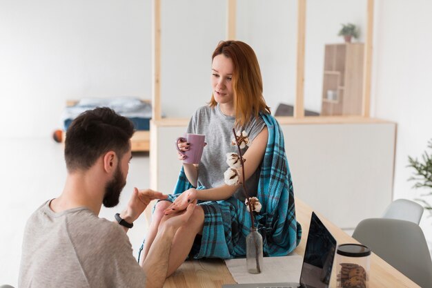 Mann und Frau Händchen haltend