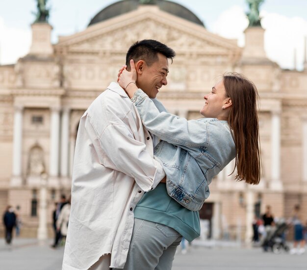 Mann und Frau halten sich