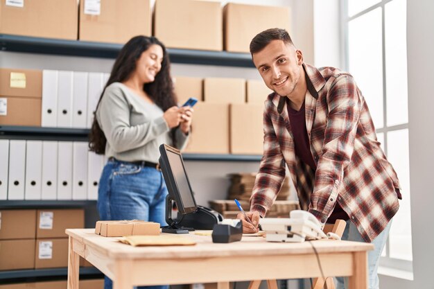 Mann und Frau im E-Commerce-Business, die im Büro arbeiten