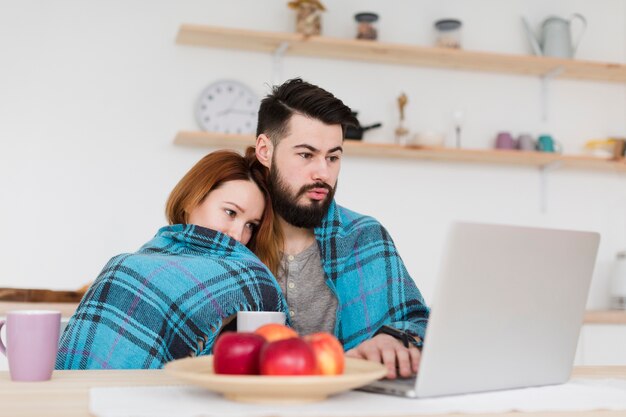 Kostenloses Foto mann und frau in einer decke