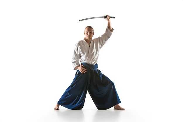 Mann und frau kämpfen beim aikido-training in der kampfkunstschule gesunder lebensstil und sport Premium Fotos