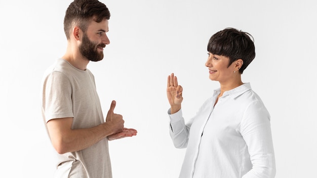 Mann und Frau kommunizieren durch Gebärdensprache