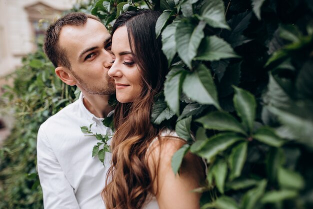 Mann und Frau küssen sich zärtlich auf der Straße stehen an ihrem Hochzeitstag