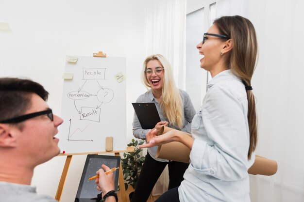 Mann und Frau lachen im Büro