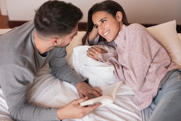 Kostenloses Foto mann und frau lächeln sich an