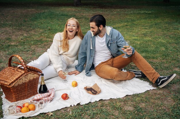 Mann und Frau machen draußen ein Picknick