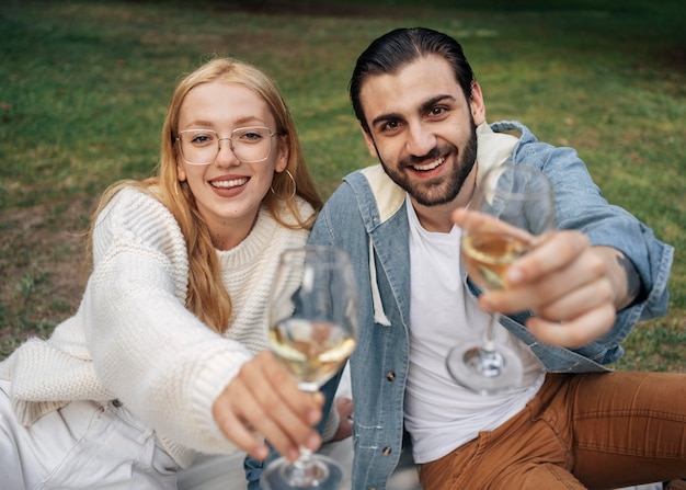 Mann und Frau machen draußen ein Picknick