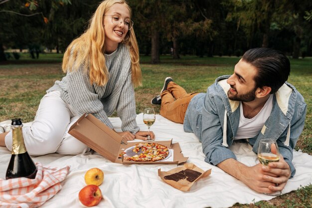 Mann und Frau machen zusammen ein Picknick