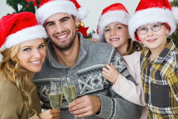 Mann und Frau mit Champagner-Gläser und Kinder in der Nähe von