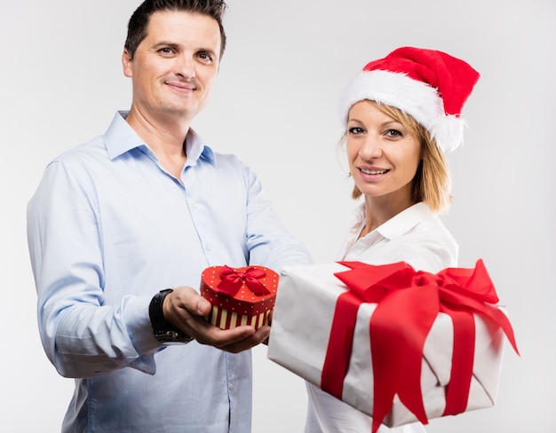Mann und Frau mit Geschenken