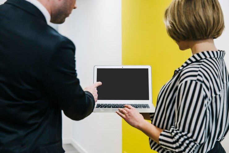 Kostenlose Foto mann und frau mit laptop