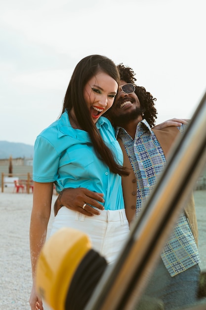 Mann und Frau posieren im Retro-Stil mit Auto