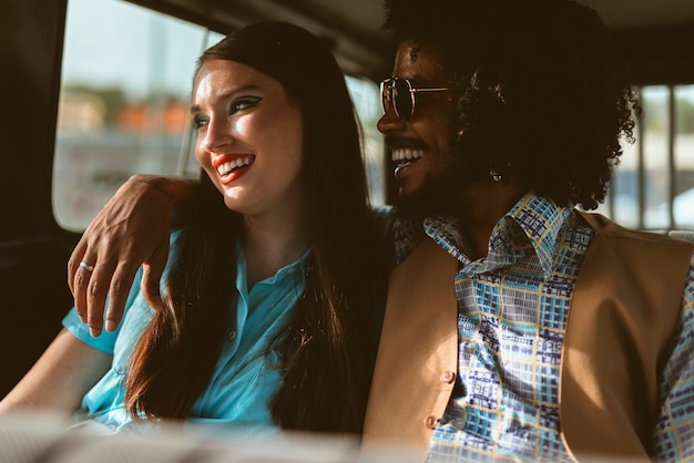 Mann und Frau posieren zusammen im Retro-Stil im Fahrzeug