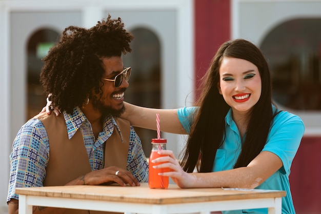 Kostenloses Foto mann und frau posieren zusammen im retro-stil mit getränk