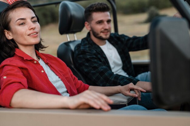 Mann und Frau reisen zusammen mit dem Auto