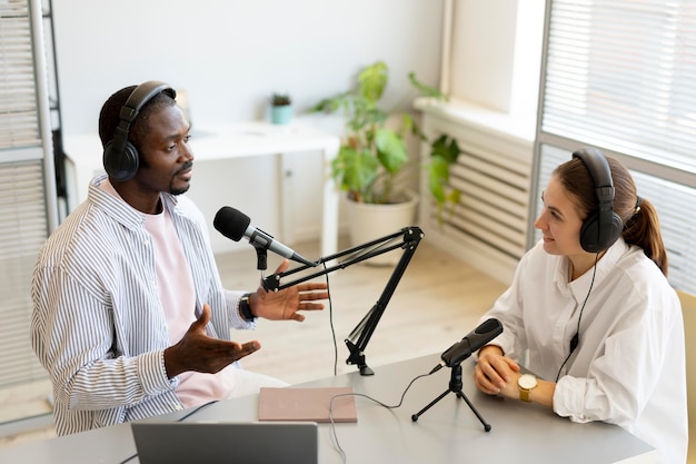 Mann und Frau sprechen in einem Podcast