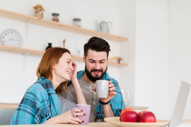 Mann und Frau sprechen niedrige Sicht