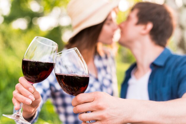 Mann und Frau stossen mit Wein an