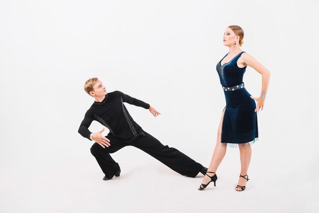 Mann und Frau tanzen mit Leidenschaft