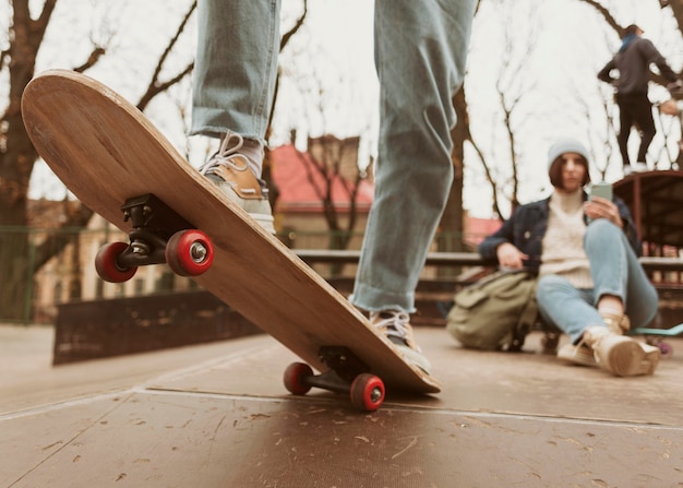 Kostenloses Foto mann und frau verbringen zeit zusammen im freien beim skateboarden