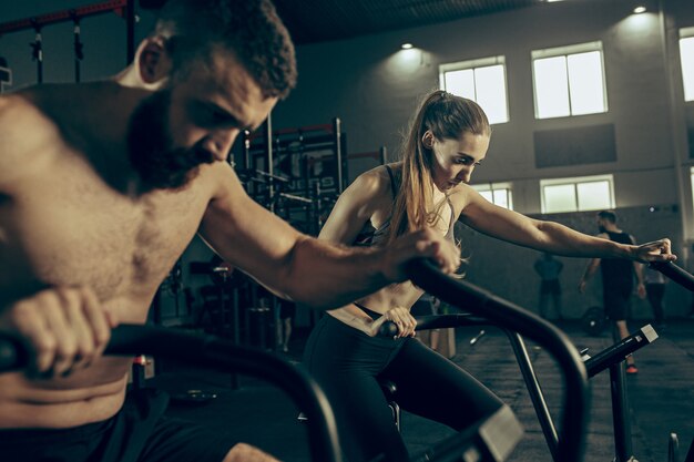 Mann und Frau während der Übungen im Fitnessstudio.