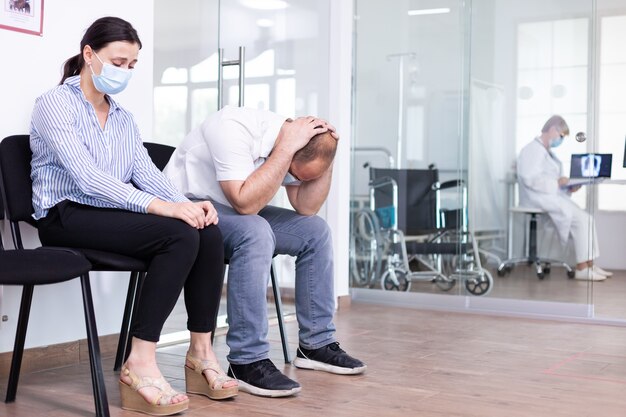 Mann und Frau weinen im Wartebereich des Krankenhauses nach schlechten Nachrichten vom Arzt