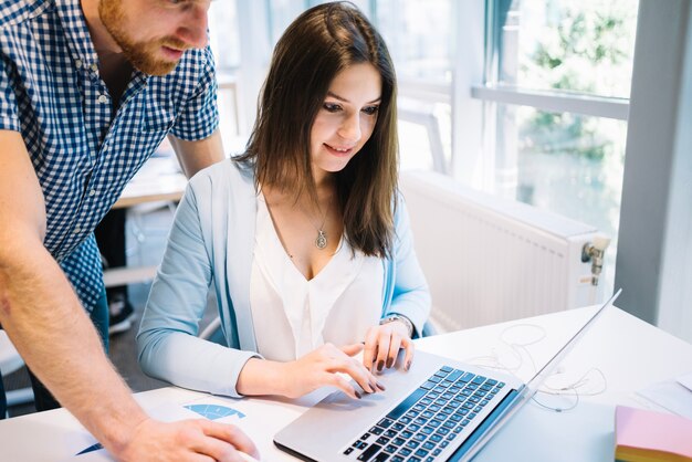 Mann und Frau zusammen am Laptop